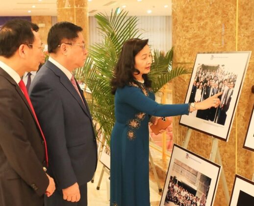 Đồng ch&iacute; Nguyễn Trọng Nghĩa, B&iacute; thư Trung ương Đảng, Trưởng Ban Tuy&ecirc;n gi&aacute;o Trung ương c&ugrave;ng c&aacute;c đại biểu tham quan trưng b&agrave;y ảnh tại lễ kỷ niệm. (Ảnh: Thanh T&ugrave;ng/TTXVN)