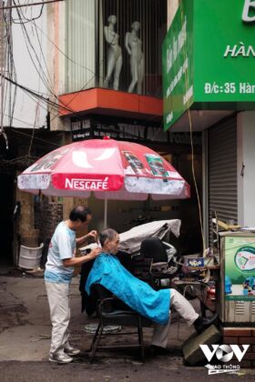 Cửa h&agrave;ng dựng ngay b&ecirc;n hộp điện kỹ thuật đầu ng&otilde;...