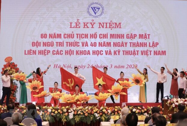 Chương tr&igrave;nh văn nghệ biểu diễn tại buổi lễ. (Ảnh: Ho&agrave;ng Hiếu/TTXVN)