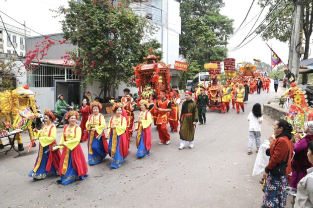 Nước trong b&igrave;nh sau khi lễ sẽ được d&ugrave;ng để rửa c&aacute;c vật thờ c&uacute;ng trong đ&igrave;nh l&agrave;ng