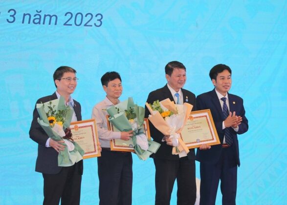 Tặng Bằng khen của Hội Nghệ sĩ Nhiếp ảnh Việt Nam cho c&aacute;c c&aacute; nh&acirc;n. (Ảnh: Thanh T&ugrave;ng/TTXVN)