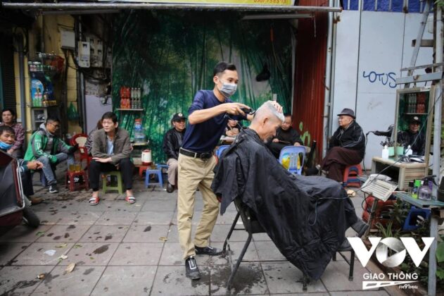 Những h&igrave;nh ảnh gắn b&oacute; với vỉa h&egrave; H&agrave; Nội