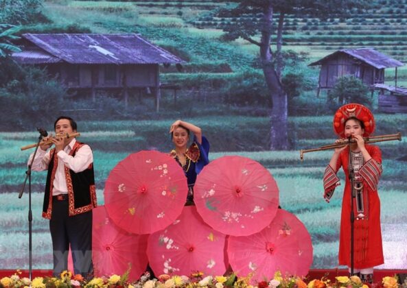 Chương tr&igrave;nh văn nghệ tại buổi lễ. (Ảnh: Ho&agrave;ng Hiếu/TTXVN) 2