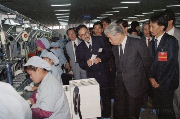 Tổng B&iacute; thư Đỗ Mười thăm nh&agrave; m&aacute;y điện tử TAAC-Malaysia, trong chuyến thăm ch&iacute;nh thức Malaysia năm 1994. (Ảnh: Xu&acirc;n L&acirc;m/TTXVN)