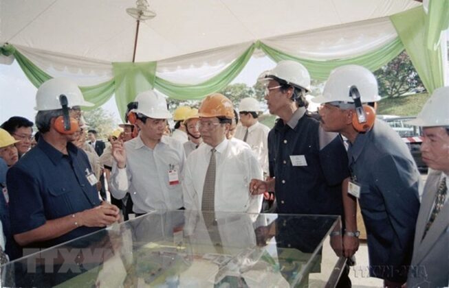 Chủ tịch nước Trần Đức Lương thăm Tập đo&agrave;n Gold Hope trong chuyến thăm ch&iacute;nh thức Malaysia, ng&agrave;y 17/3/1998. (Ảnh: Trọng Nghiệp/TTXVN)