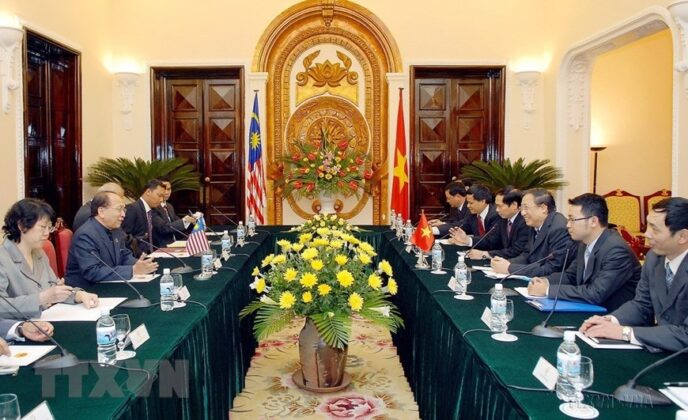 Ph&oacute; Thủ tướng, Bộ trưởng Ngoại giao Phạm Gia Khi&ecirc;m hội đ&agrave;m với Bộ trưởng Ngoại giao Malaysia Rais Yatim thăm Việt Nam, ng&agrave;y 12/11/2008. (Ảnh: Nhan S&aacute;ng/TTXVN)