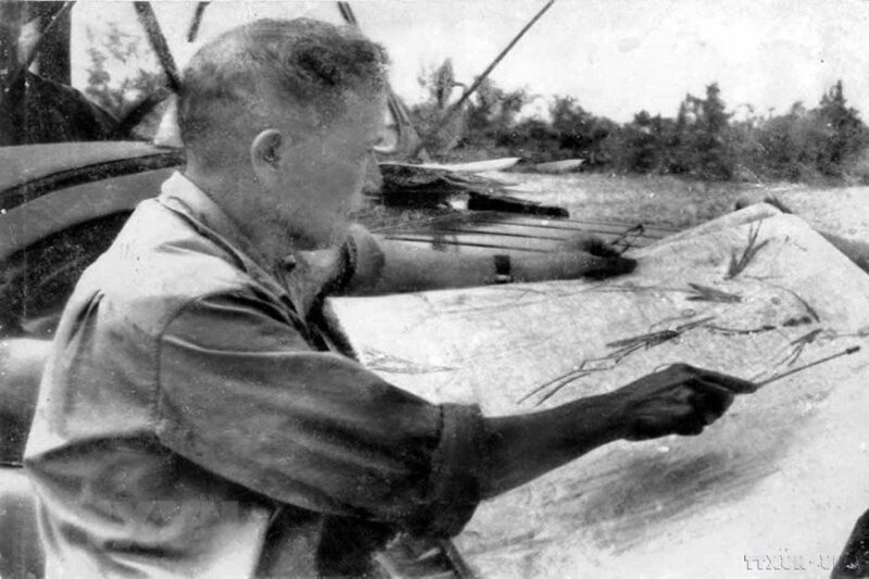 Thượng tướng Chu Huy Mân, nguyên Tư lệnh Quân giải phóng Quân khu 5 đang kiểm tra, theo dõi các mũi tiến công của quân giải phóng đánh vào thành phố Đà Nẵng (3/1975).