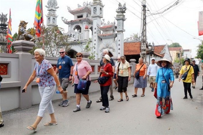 Du khách quốc tế tham quan làng cổ Hùng Lô, xã Hùng Lô, thành phố Việt Trì, tỉnh Phú Thọ.