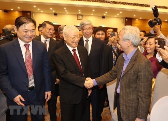 Tổng B&iacute; thư Nguyễn Ph&uacute; Trọng với c&aacute;c đại biểu tham dự buổi lễ. (Ảnh: Tr&iacute; Dũng/TTXVN)