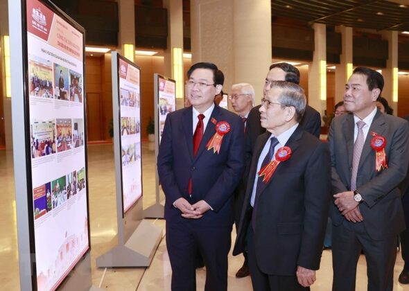 Chủ tịch Quốc hội Vương Đ&igrave;nh Huệ v&agrave; đại biểu xem triển l&atilde;m c&ocirc;ng t&aacute;c d&acirc;n nguyện của Quốc hội Việt Nam qua c&aacute;c thời kỳ. (Ảnh: Do&atilde;n Tấn/TTXVN)