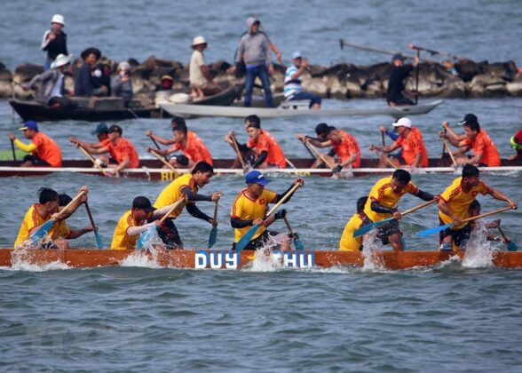 Giải thu h&uacute;t sự tham gia của 10 thuyền đua nam đến từ c&aacute;c địa phương của tỉnh Quảng Nam v&agrave; th&agrave;nh phố Đ&agrave; Nẵng; mỗi thuyền đua c&oacute; 17 vận động vi&ecirc;n tranh t&agrave;i 5 v&ograve;ng đua tr&ecirc;n s&ocirc;ng với cự ly gần 8km. (Ảnh: Trần L&ecirc; L&acirc;m/TTXVN)