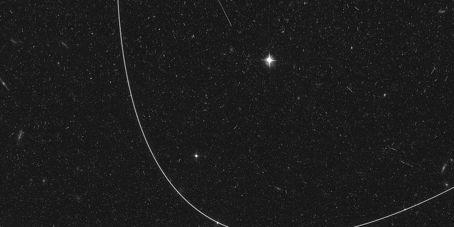 Vệt sáng cong, được cho là kết quả của chuyển động tương đối giữa Hubble và vệ tinh. Ảnh: NASA, ESA, Kruk,…