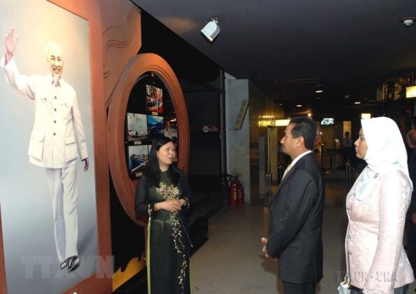 Quốc vương Malaysia Sultan Mizan Zainal Abidin v&agrave; Ho&agrave;ng hậu tham quan Bảo t&agrave;ng Hồ Ch&iacute; Minh, ng&agrave;y 13/3/2009. (Ảnh: Nhan S&aacute;ng/TTXVN)