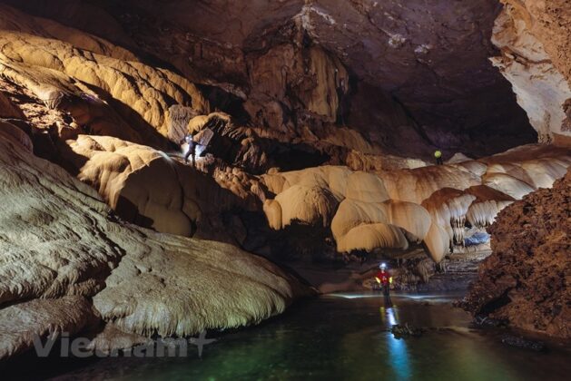 D&ograve;ng suối ngầm trong l&ograve;ng Hang Va c&oacute; thể được bắt nguồn từ d&ograve;ng nước chảy ngầm từ Khe Um. (Ảnh: Ng&ocirc; Trần Hải An/Vietnam+)