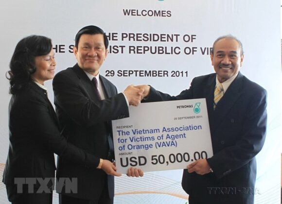 L&atilde;nh đạo Tập đo&agrave;n Dầu kh&iacute; Petronas (Malaysia) trao cho Chủ tịch nước Trương Tấn Sang số tiền 50.000 USD tặng nạn nh&acirc;n chất độc da cam/dioxin ở Việt Nam, nh&acirc;n chuyến thăm cấp Nh&agrave; nước của Chủ tịch đến Malaysia, ng&agrave;y 29/9/2011. (Ảnh: Nguyễn Khang/TTXVN)
