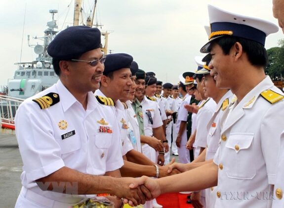 Lễ đ&oacute;n thủy thủ t&agrave;u hải qu&acirc;n Malaysia tại Cảng S&agrave;i G&ograve;n trong chuyến thăm ch&iacute;nh thức 4 ng&agrave;y tới Việt Nam, ng&agrave;y 6/10/2011. (Ảnh: Thanh Vũ/TTXVN)
