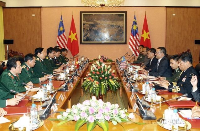 Bộ trưởng Quốc ph&ograve;ng Ph&ugrave;ng Quang Thanh hội đ&agrave;m với Bộ trưởng Quốc ph&ograve;ng Malaysia Dato Seri Hishammuddin Tun Hussein thăm ch&iacute;nh thức Việt Nam, ng&agrave;y 1/11/2013. (Ảnh: Trọng Đức/TTXVN)