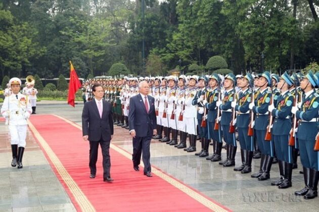 Thủ tướng Nguyễn Tấn Dũng chủ tr&igrave; lễ đ&oacute;n Thủ tướng Malaysia Najib Tun Razak thăm ch&iacute;nh thức Việt Nam từ 3-5/04/2014. (Ảnh: Đức T&aacute;m/TTXVN)