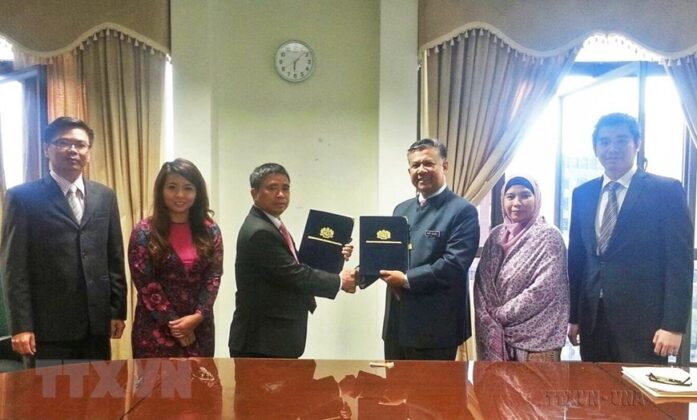 Phi&ecirc;n đ&agrave;m ph&aacute;n thứ 3 Bản ghi nhớ Việt Nam-Malaysia về việc l&agrave;m của người lao động Việt Nam tại Malaysia v&agrave; Bản ghi nhớ giữa hai Ch&iacute;nh phủ về việc tuyển dụng v&agrave; bố tr&iacute; lao động gi&uacute;p việc gia đ&igrave;nh Việt Nam tại Malaysia, ng&agrave;y 19/5/2015. (Ảnh: Kim Dung/TTXVN)