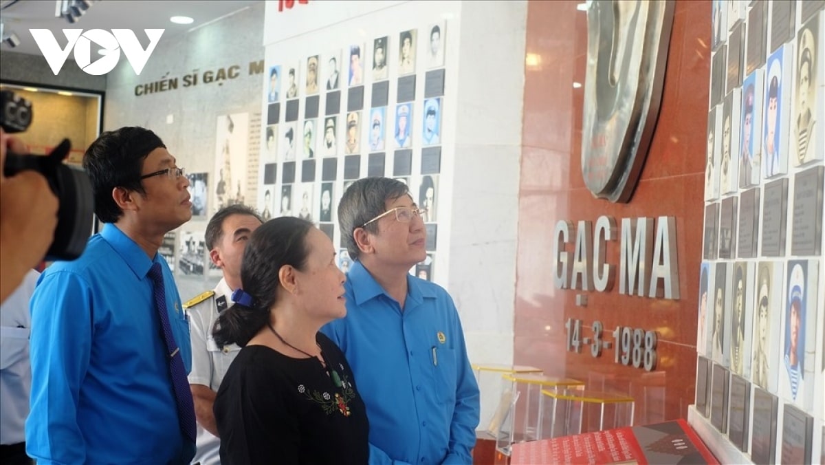 Bà Đỗ Thị Hà (áo đen) xúc động bên di ảnh liệt sỹ Đinh Ngọc Doanh.
