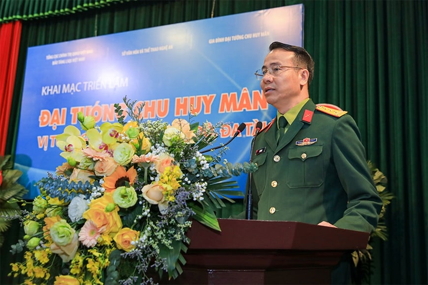 Thượng tá Lê Vũ Huy, Giám đốc Bảo tàng Lịch sử Quân sự Việt Nam phát biểu khai mạc triển lãm.
