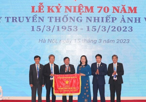 Li&ecirc;n hiệp c&aacute;c Hội Văn học Nghệ thuật Việt Nam tặng bức trướng nh&acirc;n kỷ niệm 70 năm Ng&agrave;y truyền thống Nhiếp ảnh Việt Nam. (Ảnh: Thanh T&ugrave;ng/TTXVN)