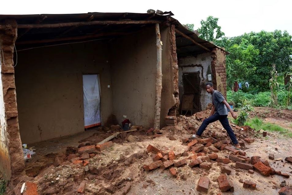Một người đàn ông tên Joseph Bengali nhìn vào ngôi nhà của mình ở làng Mtauchira đã bị phá hủy sau khi cơn bão Freddy tấn công Blantyre, Malawi, vào ngày 16 tháng 3.