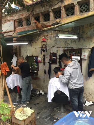 Những người thợ cắt t&oacute;c tr&ecirc;n vỉa h&egrave; phố H&agrave;ng Lược