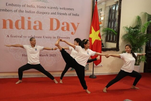 M&agrave;n tr&igrave;nh diễn yoga tại lễ khai mạc.