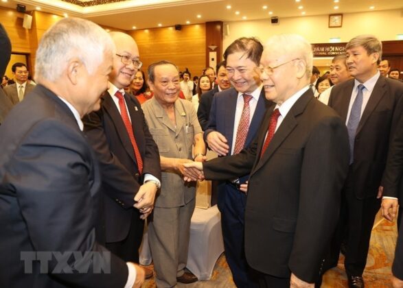 Tổng B&iacute; thư Nguyễn Ph&uacute; Trọng tr&ograve; chuyện với c&aacute;c đại biểu tham dự buổi lễ. (Ảnh: Tr&iacute; Dũng/TTXVN)
