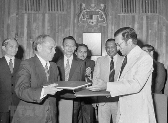 Bộ trưởng Ngoại giao Nguyễn Duy Trinh v&agrave; Bộ trưởng Thương mại v&agrave; C&ocirc;ng nghiệp Mahathir Mohamdt thay mặt Ch&iacute;nh phủ hai nước k&yacute; Hiệp định Thương mại v&agrave; hợp t&aacute;c kinh tế kỹ thuật Việt Nam-Malaysia, ng&agrave;y 3/1/1978. (Ảnh: TTXVN)