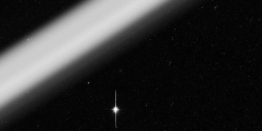 Một vệ tinh lọt vào khung hình của Hubble. Ảnh: NASA, ESA, Kruk,…