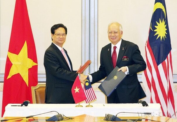 Chiều 7/8/2015, tại Kuala Lumpur, Thủ tướng Nguyễn Tấn Dũng v&agrave; Thủ tướng Najib Razak k&yacute; Tuy&ecirc;n bố về khu&ocirc;n khổ quan hệ Đối t&aacute;c chiến lược Việt Nam-Malaysia. (Ảnh: Đức T&aacute;m/TTXVN)
