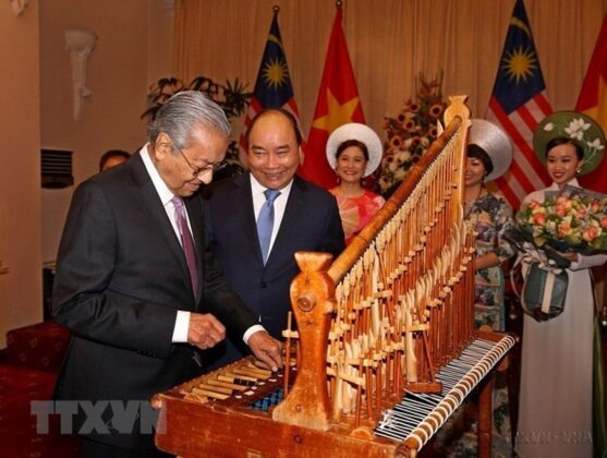Thủ tướng Malaysia Mahathir Mohamad trải nghiệm nhạc cụ truyền thống Việt Nam, ng&agrave;y 27/8/2019. (Ảnh: Dương Giang/TTXVN)