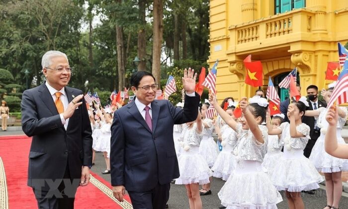 Thủ tướng Phạm Minh Ch&iacute;nh chủ tr&igrave; Lễ đ&oacute;n Thủ tướng Malaysia Dato Sri Ismail Sabri bin Yaakob thăm ch&iacute;nh thức Việt Nam, ng&agrave;y 21/3/2022. (Ảnh: Dương Giang/TTXVN)