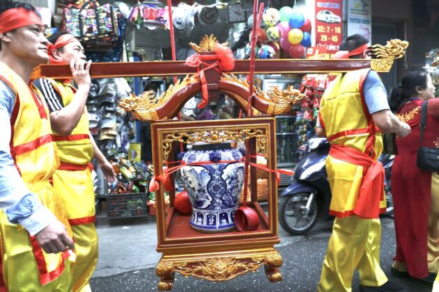Kiệu nước được d&acirc;n l&agrave;ng rước cẩn thận.