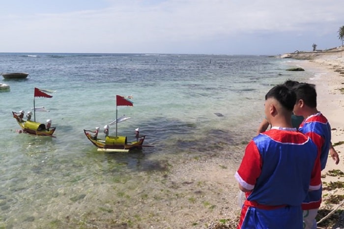Thả thuyền nhân ra biển.