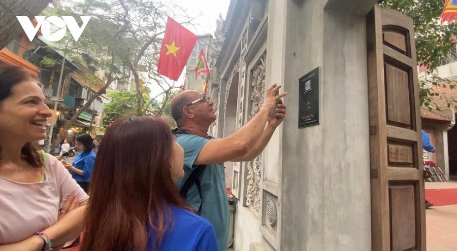Du khách quét mã QR truy cập thông tin di tích tại Hà Nội
