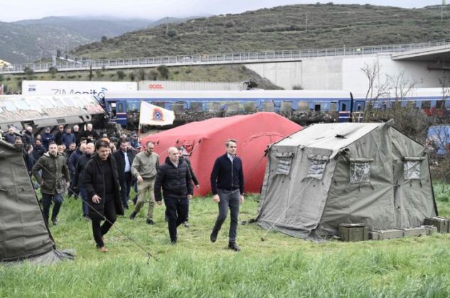 Thủ tướng Hy Lạp Kyriakos Mitsotakis (phải) tại hiện trường vụ tai nạn. Ảnh: AFP