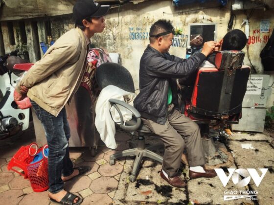 D&ugrave; cửa h&agrave;ng ở vỉa h&egrave;, nhưng người thợ n&agrave;y cũng c&oacute; thể đ&aacute;p ứng mọi nhu cầu của kh&aacute;ch, từ cắt t&oacute;c, lấy r&aacute;y tai, cạo mặt...