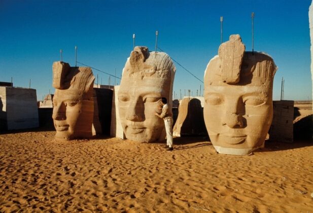 4 min 51 617x420 - Ai Cập: Xẻ ngôi đền cổ nặng 16.000 tấn thành 807 tảng đá để di chuyển đến vị trí mới