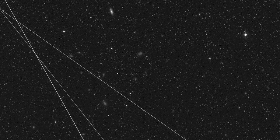 Ba vệt sáng từ vệ tinh trong một bức ảnh của Hubble. Ảnh: NASA, ESA, Kruk,…