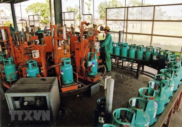 D&acirc;y chuyền chiết nạp gas tại nh&agrave; m&aacute;y của C&ocirc;ng ty li&ecirc;n doanh kh&iacute; h&oacute;a lỏng Thăng Long, Li&ecirc;n doanh giữa Tổng c&ocirc;ng ty kh&iacute; Việt Nam v&agrave; C&ocirc;ng ty dầu kh&iacute; Malaysia. (Ảnh: H&agrave; Th&aacute;i/TTXVN)