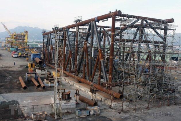 C&ocirc;ng ty TNHH cơ kh&iacute; H&agrave;ng hải (Tổng c&ocirc;ng ty cổ phần dịch vụ kỹ thuật dầu kh&iacute; PTSC) đ&oacute;ng mới gi&agrave;n khoan dầu kh&iacute; cho C&ocirc;ng ty PETRONAS của Malaysia. (Ảnh: H&agrave; Th&aacute;i/TTXVN)
