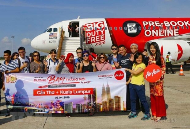 S&aacute;ng 8/4/2019, chuyến bay số hiệu AK 575 của H&atilde;ng h&agrave;ng kh&ocirc;ng AirAsia (Malaysia) từ Kuala Lumpur hạ c&aacute;nh xuống S&acirc;n bay Quốc tế Cần Thơ, đ&aacute;nh dấu lịch sử l&agrave; chuyến bay quốc tế đầu ti&ecirc;n kết nối Cần Thơ bay thẳng đến Malaysia. (Ảnh: Thanh Li&ecirc;m/TTXVN)