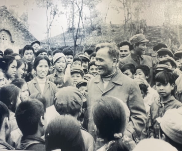 Đồng bào các tỉnh miền núi Tây Bắc vui mừng đón Đại tướng Chu Huy Mân về thăm 1985.
