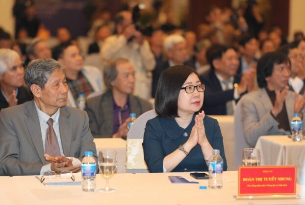 Ph&oacute; Tổng gi&aacute;m đốc TTXVN Đo&agrave;n Thị Tuyết Nhung v&agrave; nguy&ecirc;n Chủ tịch Hội Nghệ sĩ Nhiếp ảnh Việt Nam Chu Ch&iacute; Th&agrave;nh tham dự lễ kỷ niệm. (Ảnh: Thanh T&ugrave;ng/TTXVN)