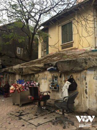 Hầu hết kh&aacute;ch h&agrave;ng đều l&agrave; người lớn tuổi, kh&ocirc;ng quen với việc v&agrave;o những cửa hiệu sang trọng 2
