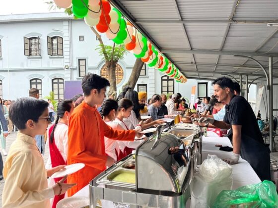 Du kh&aacute;ch trải nghiệm c&aacute;c m&oacute;n ăn truyền thống của Ấn Độ.