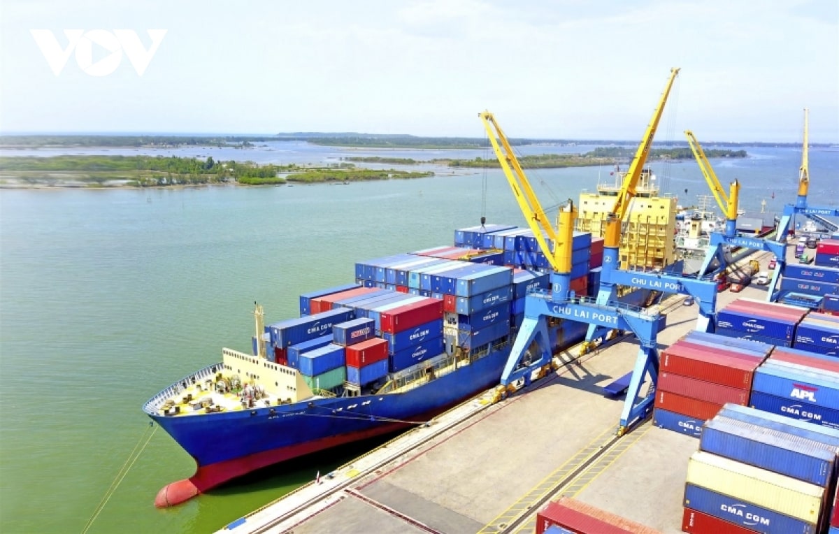 Tuyến luồng hàng hải qua Cửa Lở cho tàu 5 vạn tấn sau khi hoàn thiện sẽ góp phần hình thành thành cửa ngõ xuất khẩu hàng hóa mới của miền Trung
